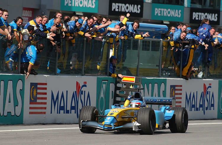 AUTO - F1 2003 - MALAYSIA - SEPANG 20030323 - PHOTO : GILLES LEVENT / DPPI N° 8 - FERNANDO ALONSO (SPA) / RENAULT - ACTION FINISH LINE TEAM RENAULT
